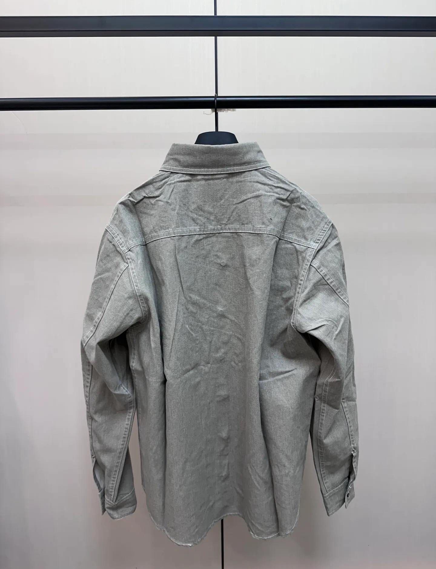 P440 Dior Stone Island joint embroidered denim shirt 24ss new model comes from the AND STONE ISLAND limited series, showing the logo of the joint series. Crafted from yellow cotton, it features the AND STONE ISLAND logo on the chest, highlighting Stone Island's classic star logo with the letter O in the logo. Wear it with or over for a sophisticated and trendy look. Same size for men and women: S/M/L/XL